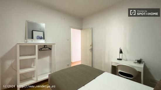 Se alquila habitación en piso de 5 dormitorios en Eixample - BARCELONA