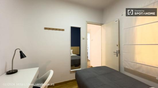 Se alquila habitación en piso de 5 dormitorios en Eixample - BARCELONA