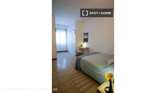 Habitación en piso compartido en barcelona. - BARCELONA