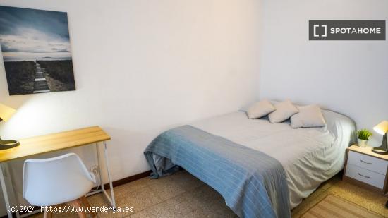 Habitación en piso compartido en barcelona. - BARCELONA