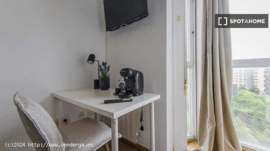 Se alquilan habitaciones en un apartamento de 5 dormitorios en Atocha - MADRID
