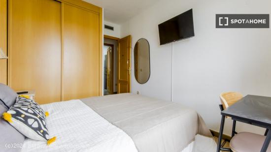 Se alquilan habitaciones en un apartamento de 5 dormitorios en Atocha - MADRID