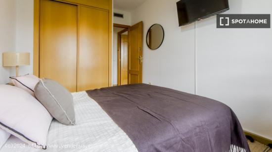 Se alquilan habitaciones en un apartamento de 5 dormitorios en Atocha - MADRID