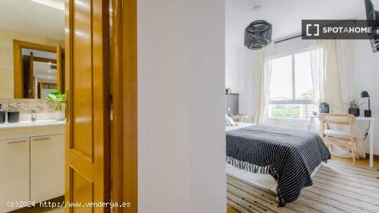 Se alquilan habitaciones en un apartamento de 5 dormitorios en Atocha - MADRID