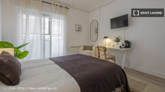 Se alquilan habitaciones en apartamento de 5 habitaciones en Latina - MADRID