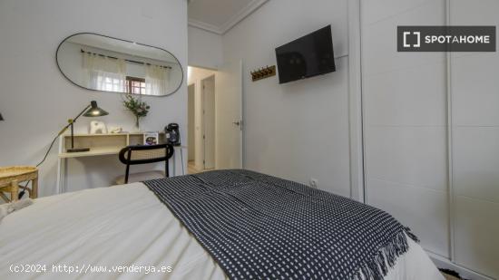 Se alquilan habitaciones en apartamento de 5 habitaciones en Latina - MADRID