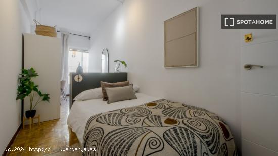 Se alquilan habitaciones en piso de 8 habitaciones en Tetuán - MADRID