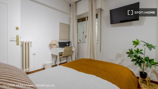 Se alquilan habitaciones en piso de 8 habitaciones en Tetuán - MADRID