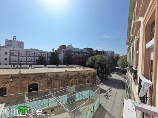  ESPECTACULAR VIVIENDA EN ZONA PZA ESPAÑA CON LICENCIA TURISTICA - CADIZ 