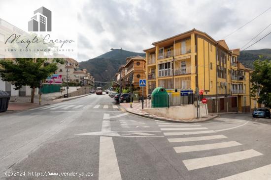 Local acondicionado como academia en Cenes de la Vega a pie de la carretera principal - GRANADA