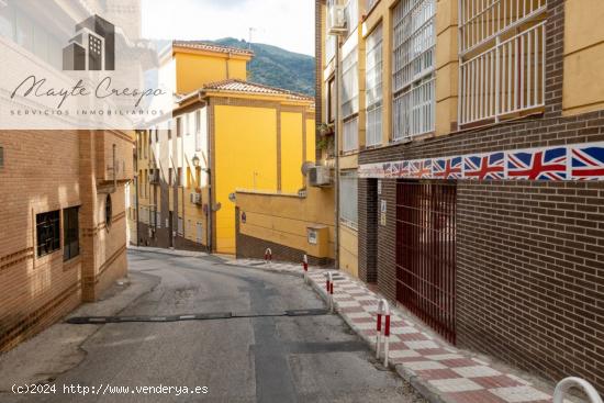 Local acondicionado como academia en Cenes de la Vega a pie de la carretera principal - GRANADA