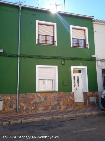 CASA CON POSIBILIDAD DE 2 VIVIENDAS  CON PATIO MUY AMPLIO Y TERRAZA - ALBACETE