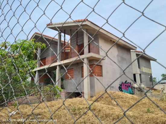 Conjunto de 6 pareados en proceso de constucción. - GUADALAJARA