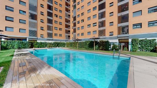 Estupenda vivienda amueblada  de 4 habitaciones , piscina, terraza y plaza de garaje. - VALENCIA