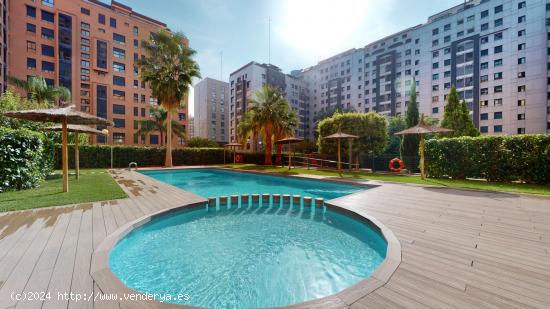 Estupenda vivienda amueblada  de 4 habitaciones , piscina, terraza y plaza de garaje. - VALENCIA