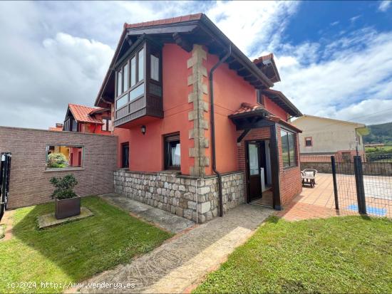 Chalet pareado con jardín, terraza y garaje en urbanización con piscina con vistas a mar🏖️