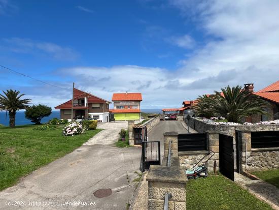 Chalet pareado con jardín, terraza y garaje en urbanización con piscina con vistas a mar🏖️