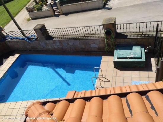 Chalet pareado con jardín, terraza y garaje en urbanización con piscina con vistas a mar🏖️