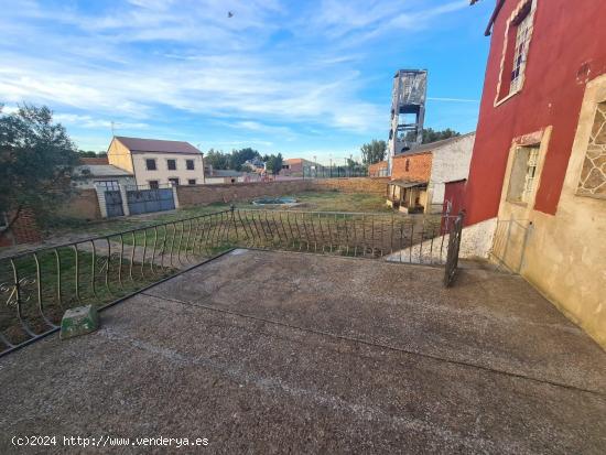 A 2 KMS DE VALENCIA DE DON JUAN, CASA CON 1200 M2 DE PARCELA, CALEFACCIÓN, 4 DORMITORIOS, 3 BAÑOS.