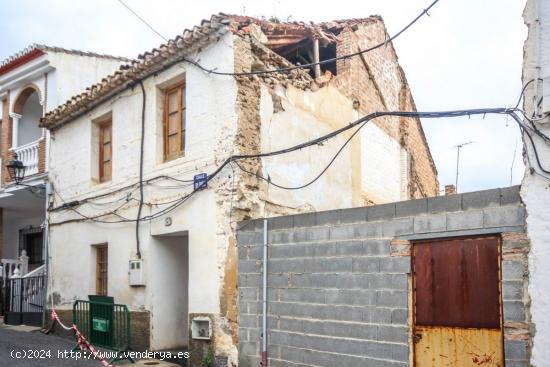  Casa para reformar, situada en la calle Silencio de Dúrcal. Está en estado de ruina. - GRANADA 