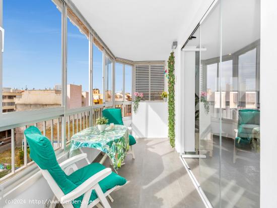 APARTAMENTO REFORMADO CON VISTAS AL MAR, PISCINA Y LICENCIA TURÍSTICA - ALICANTE