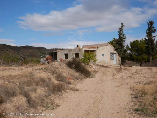 CASA CON TERRENO EN ZONA EL SALADO, ABANILLA - MURCIA