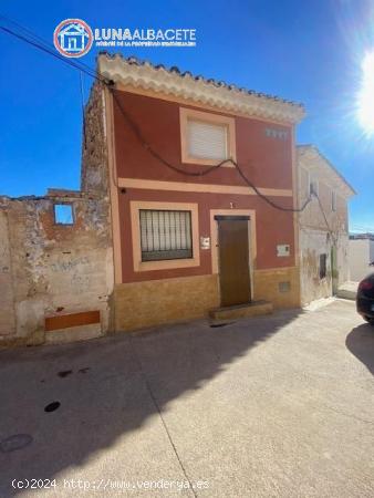 API LUNA AB VENDE CASA EN CALLE LOBO HELLIN - ALBACETE