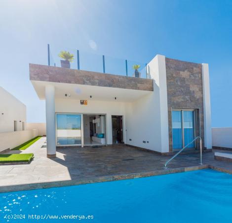 Villa con piscina privada y sotano en Villamartin - ALICANTE