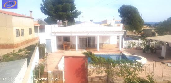 MAGNIFICO CHALET CON PISCINA EN MONTROY - VALENCIA