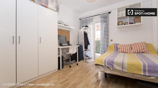 Habitación soleada con escritorio en un apartamento de 5 dormitorios en Alcalá de Henares - MADRID