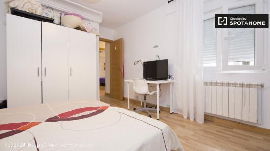 Habitación equipada con amplio espacio de almacenamiento en un apartamento de 5 dormitorios en Alca