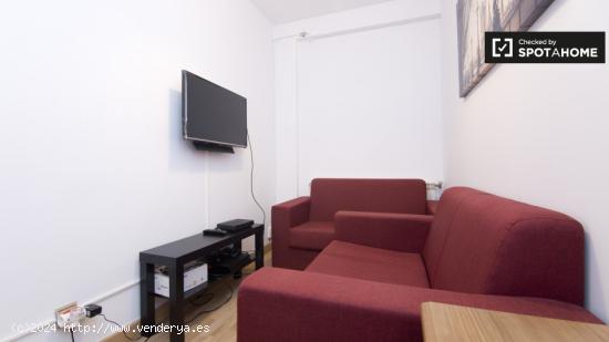 Habitación equipada con amplio espacio de almacenamiento en un apartamento de 5 dormitorios en Alca