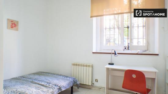 Habitación interior con escritorio en un apartamento de 6 habitaciones, Moncloa - MADRID