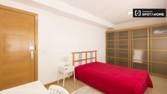 Acogedora habitación en un apartamento de 8 habitaciones en Prosperidad - MADRID