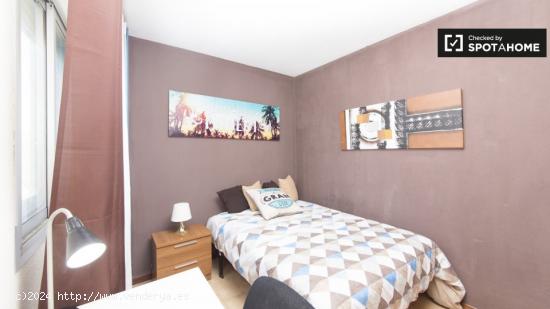 Habitación ordenada en alquiler en apartamento de 5 dormitorios en Alcalá - MADRID