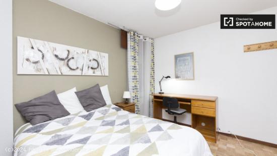 Amplia habitación en apartamento de 6 dormitorios en Alcalá de Henares. - MADRID