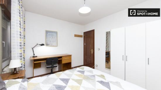 Amplia habitación en apartamento de 6 dormitorios en Alcalá de Henares. - MADRID