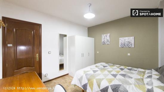 Amplia habitación en apartamento de 6 dormitorios en Alcalá de Henares. - MADRID