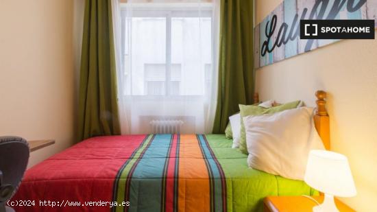 Cómoda habitación para alquilar en un apartamento de 5 dormitorios en la antigua Alcalá de Henare