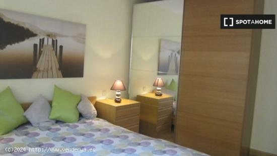 Habitación moderna para alquilar en un apartamento de 5 dormitorios con balcón en Alcalá de Henar