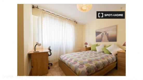 Habitación moderna para alquilar en un apartamento de 5 dormitorios con balcón en Alcalá de Henar