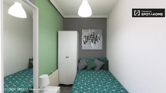 Acogedora habitación en piso de 5 dormitorios en Alcalá de Henares. - MADRID