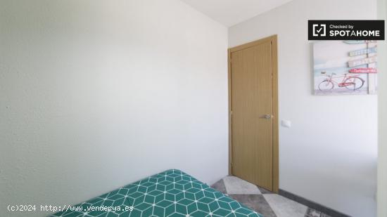 Acogedora habitación en piso de 5 dormitorios en Alcalá de Henares. - MADRID