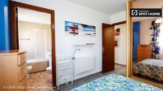 Amplia habitación en apartamento de 5 dormitorios en Alcalá de Henares. - MADRID