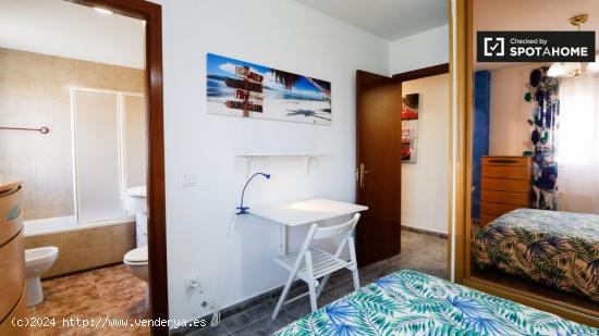 Amplia habitación en apartamento de 5 dormitorios en Alcalá de Henares. - MADRID