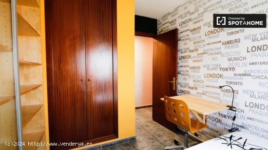 Elegante habitación en apartamento de 5 dormitorios en Alcalá de Henares. - MADRID