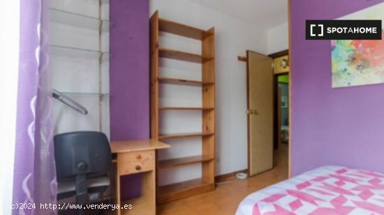 Se alquila habitación en piso de 5 habitaciones en Alcalá De Henares - MADRID