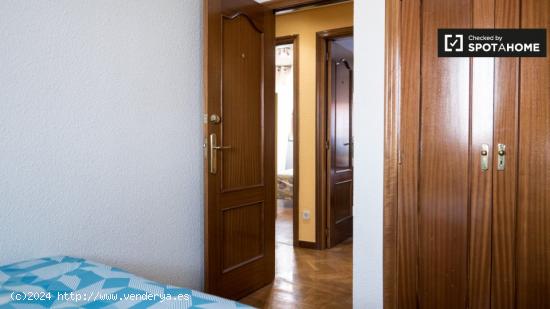 Bonita habitación en alquiler en apartamento de 5 dormitorios en Alcalá de Henares. - MADRID