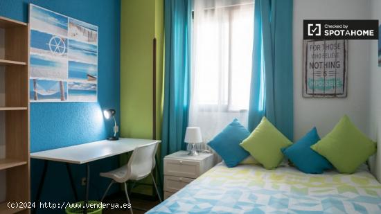 Bonita habitación en alquiler en apartamento de 5 dormitorios en Alcalá de Henares. - MADRID