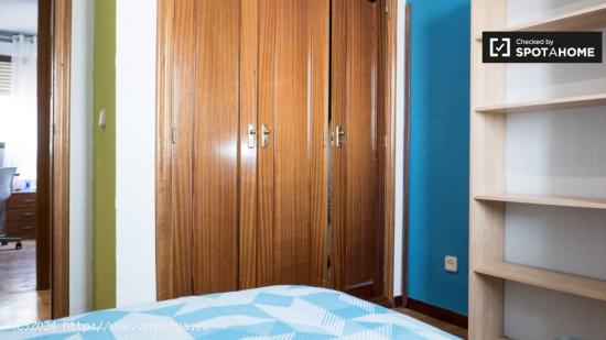Bonita habitación en alquiler en apartamento de 5 dormitorios en Alcalá de Henares. - MADRID